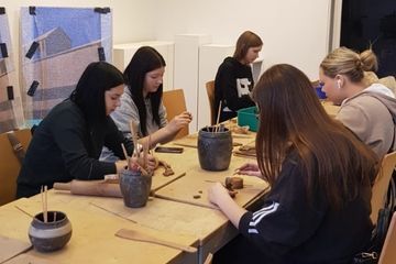Daugavpils Tehnoloģiju un tūrisma tehnikuma izglītojamie iepazīst Latgales keramikas vēsturi un tradīcijas