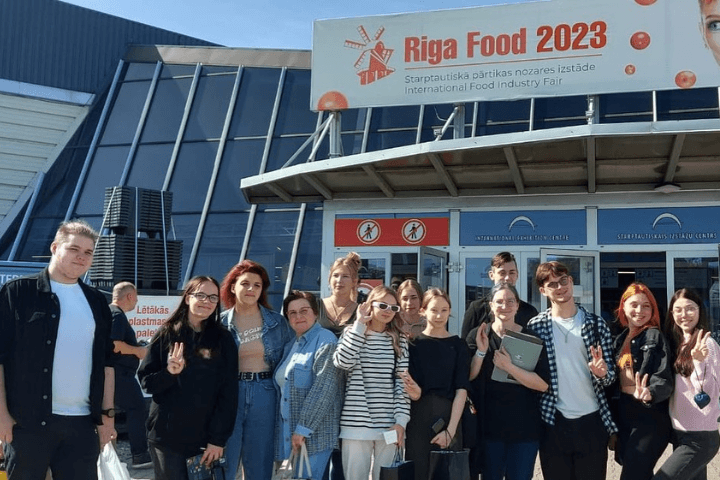 Izstādē “Riga Food 2023” izglītojamie iepazīst pārtikas industrijas jaunākās tendences