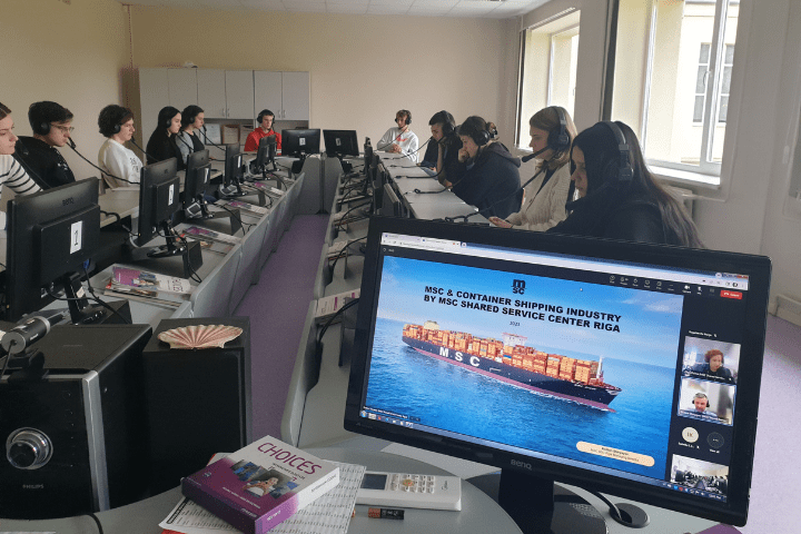 Loģistikas darbinieka specialitātes izglītojamie apgūst specializētas zināšanas jūras konteinerpārvadājumos