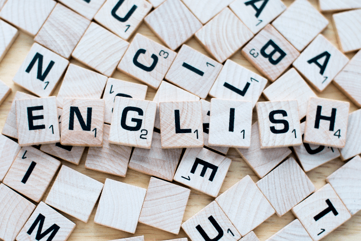 Tehnikuma angļu valodas skolotājām tiek pasniegts Daugavpils pilsētas Izglītības pārvaldes “Pateicības raksts”