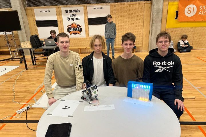 Tehnikuma izglītojamie veiksmīgi startē “Siguldas robotu kausā 2024”