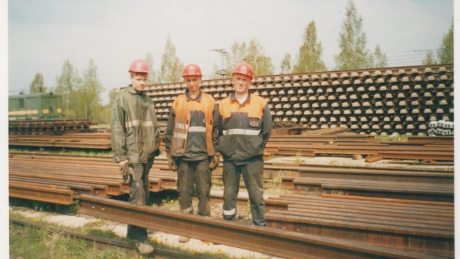 2005. gada 3. kursa Sliežu ceļu saimniecības audzēkņi ražošanas praksē Latvijas dzelzceļa sliežu ceļu saimniecībā