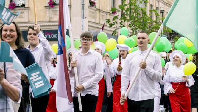 Daugavpils pilsētas svētku gājiens, kurā piedalās Daugavpils Tehnoloģiju un tūrisma tehnikuma izglītojamie. Izglītojamie nes tehnikuma karogus un simboliku, pārstāvot izglītības iestādi  pilsētas svētku gājienā