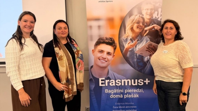 Trīs projektu nodaļas darbinieces pie Erasmus+ senda