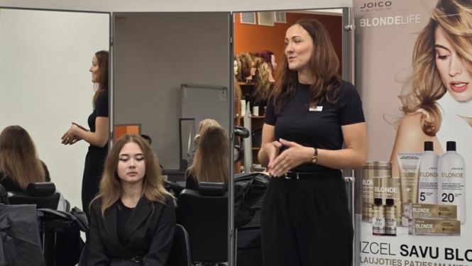 JOICO LumiShine semināra laikā speciāliste demonstrē profesionālās matu krāsošanas metodes un iepazīstina izglītojamus ar produktu pielietojumu