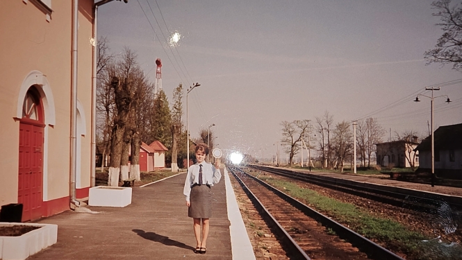 1997. gada foto pie dzelzceļa stacijas