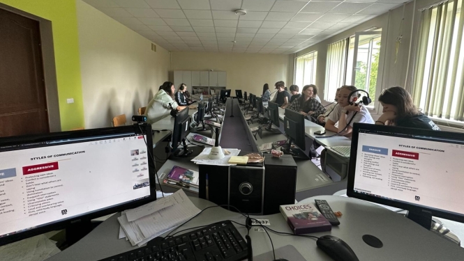 Loģistikas programmas izglītojamie vieslekcijas "Klientu serviss" laikā datorklasē