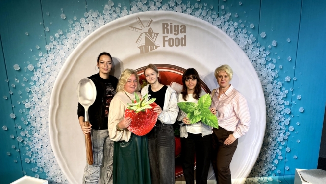 Tehnikuma izglītojamas kopā ar profesionālās izglītības skolotājām izstādē "Riga Food 2026"
