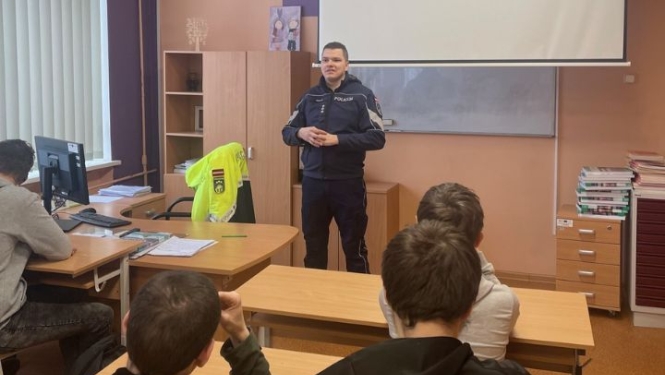 Izglītojamo sarunas ar Valsts policijas pārstāvjiem par drošību un atbildību
