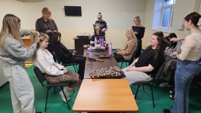 Dienesta viesnīcā tika radītas Valentīndienas noskaņu frizūras