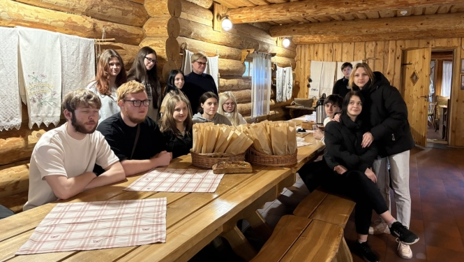 Izglītojamie tradicionālā Latgales lauku mājā