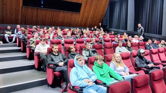 Izglītojamie skatās animācijas filmu kinoteātrī