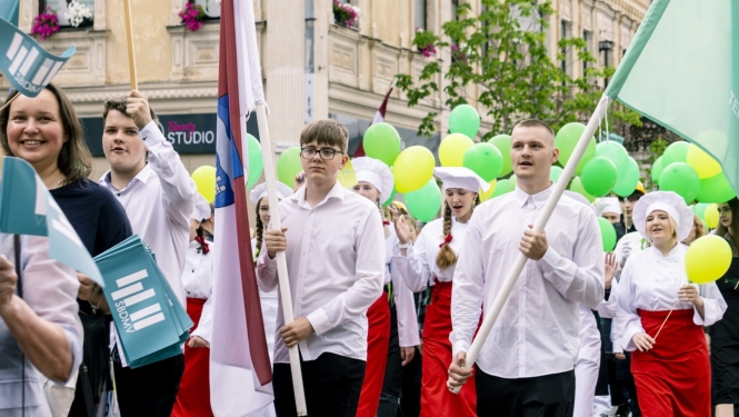 Daugavpils pilsētas svētku gājiens, kurā piedalās Daugavpils Tehnoloģiju un tūrisma tehnikuma izglītojamie. Izglītojamie nes tehnikuma karogus un simboliku, pārstāvot izglītības iestādi  pilsētas svētku gājienā