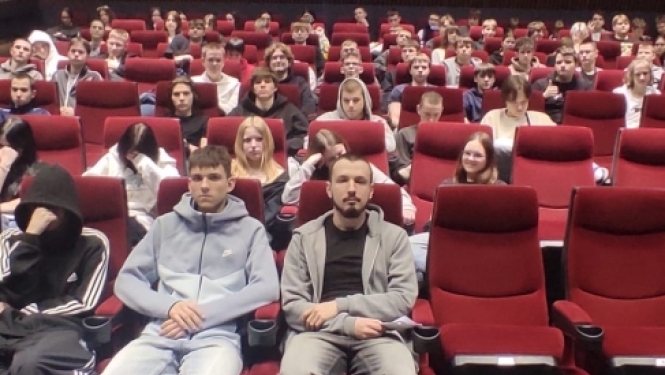 Tehnikuma izglītojamie multimediālajā zālē pirms filmas "Dvēseļu putenis" seansa