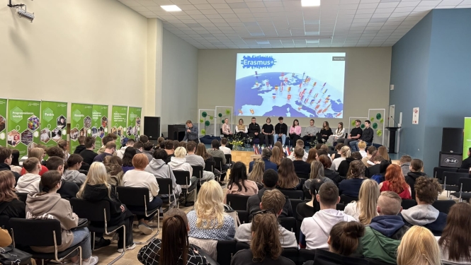 Pilna aktu zāle klausās Erasmus+ mobilitāšu dalībnieku prezentāciju
