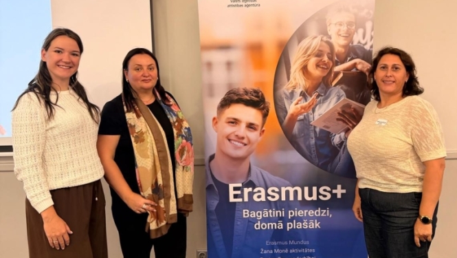 Trīs projektu nodaļas darbinieces pie Erasmus+ senda