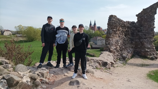 Izglītojamie pie Rēzeknes pilsdrupām