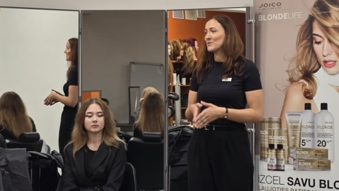 JOICO LumiShine semināra laikā speciāliste demonstrē profesionālās matu krāsošanas metodes un iepazīstina izglītojamus ar produktu pielietojumu