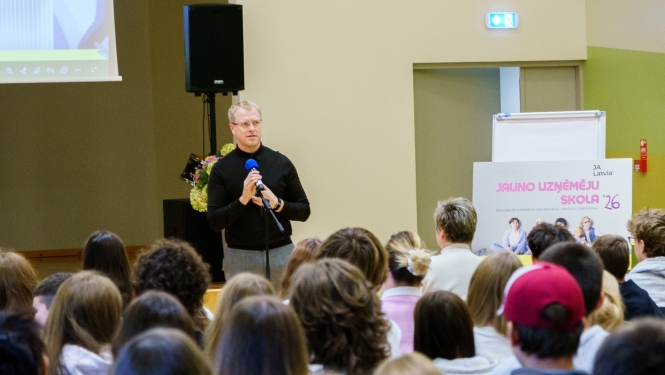 Mērs uzstājas auditorijas priekšā