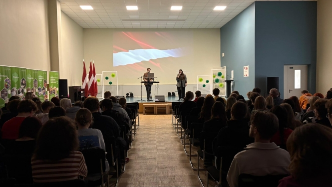 Mākslinieki uzstājas tehnikuma aktu zālē