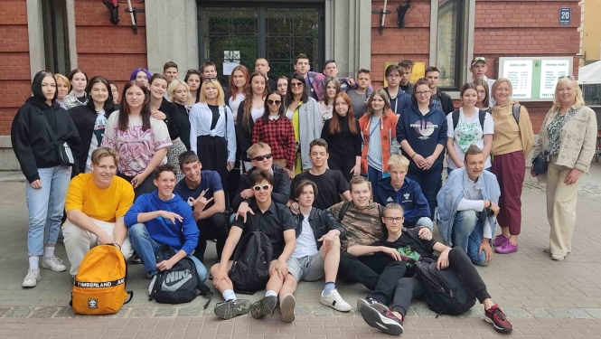Izglītojamo kopbilde pie Latvijas kara muzeja
