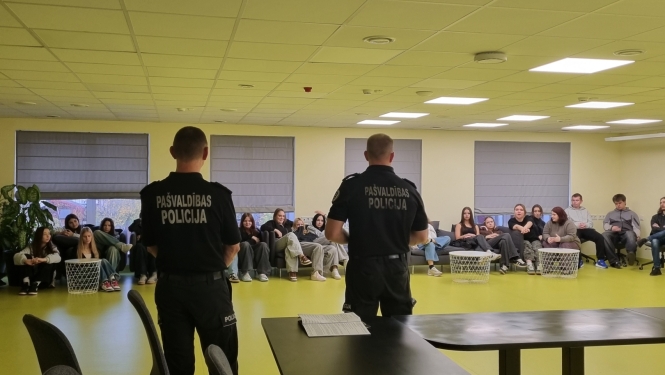 Pašvaldības policijas pārstāvji vadā lekciju pirmkursniekiem  