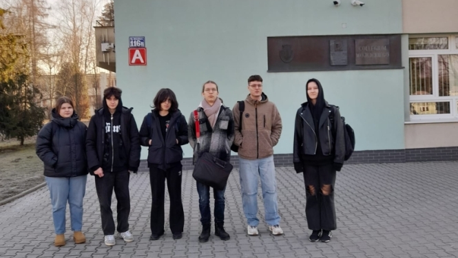     Seši izglītojamie stāv pie universitātes ēkas ieejas Krakovā
