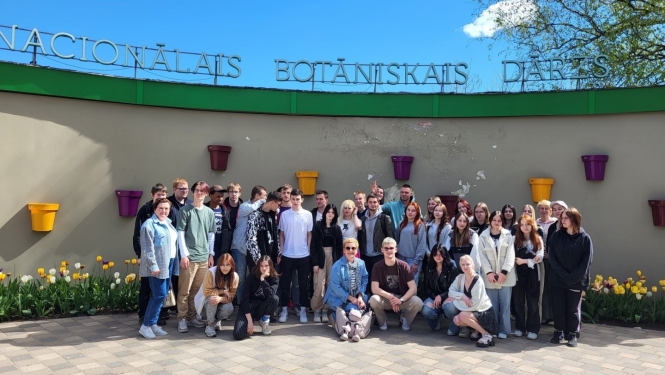 Izglītojamo kopbilde Salaspils Nacionālajā botāniskajā dārzā