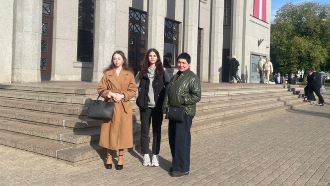 Izglītojamas pie Daugavpils teātra ēkas