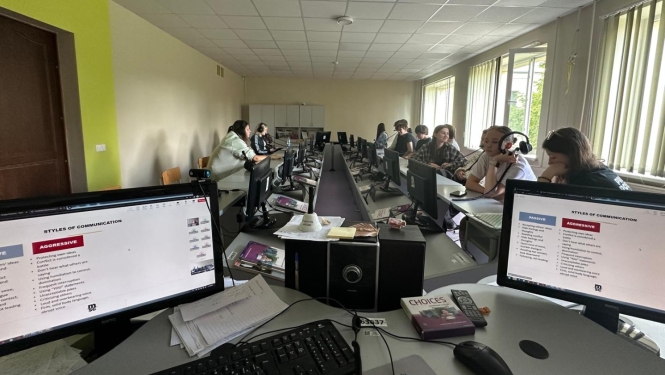 Loģistikas programmas izglītojamie vieslekcijas "Klientu serviss" laikā datorklasē