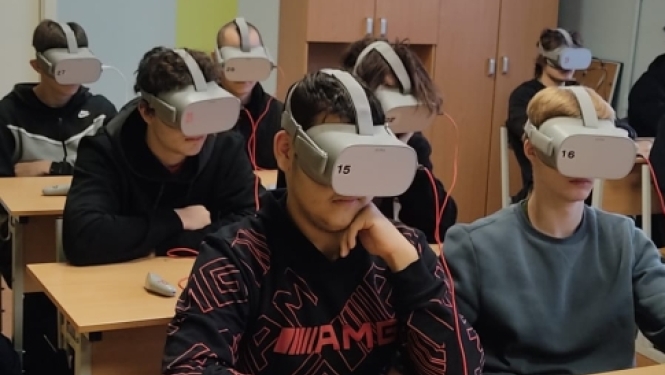 Izglītojamie sēž klasē ar VR brillēm