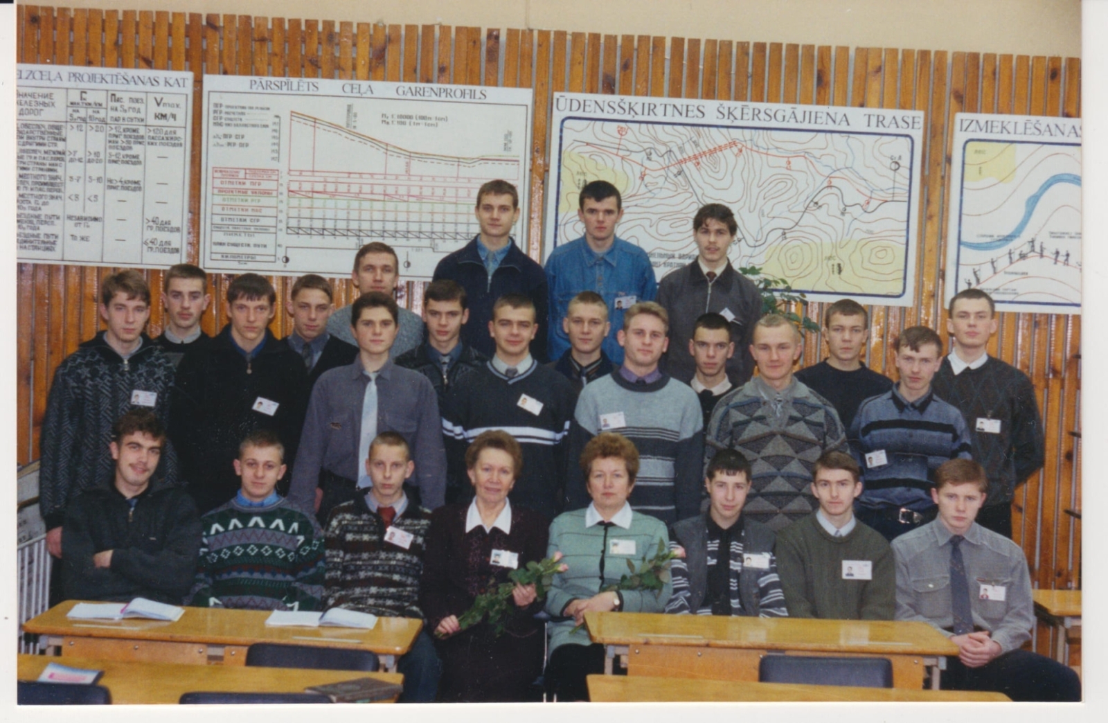 2002. gada 3. kursa Latgales Transporta koledžas audzēkņu grupas foto mācību klasē kopā ar pasniedzējām