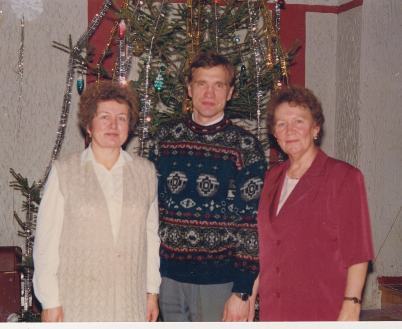 2004. gada foto ar pasniedzējiem pie Ziemassvētku egles