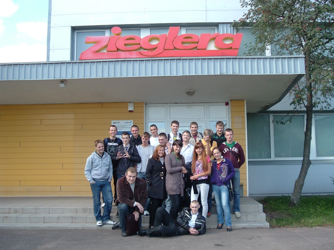 2013. gada Sliežu ceļu saimniecības audzēkņu mācību ekskursijas grupas foto pie uzņēmuma "Zieglera Mašīnbūve" ēkas