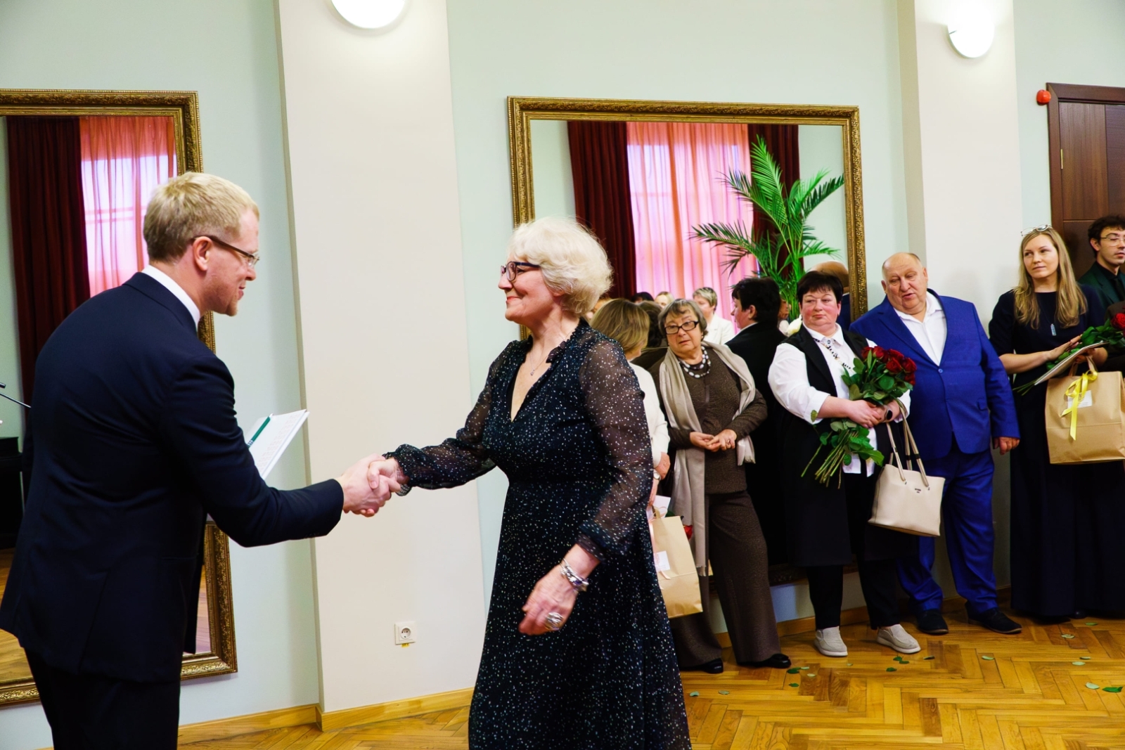 Aleksandra Pomitkina saņem balvu un apsveikumu