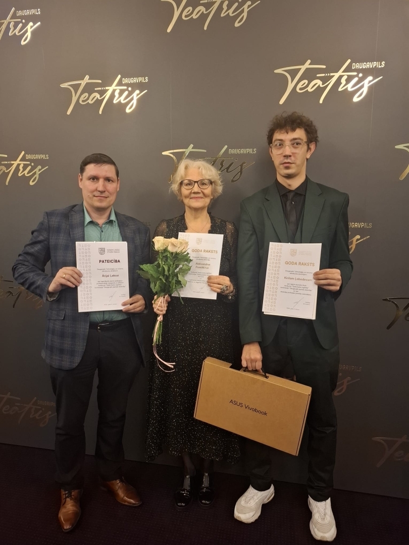 Tehnikuma pedagogi ar Goda rakstiem un pateicībām