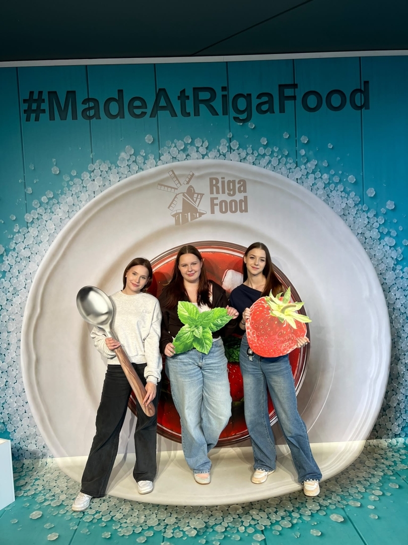 Tehnikuma izglītojamās izstādes "Riga Food 2026" foto zonā
