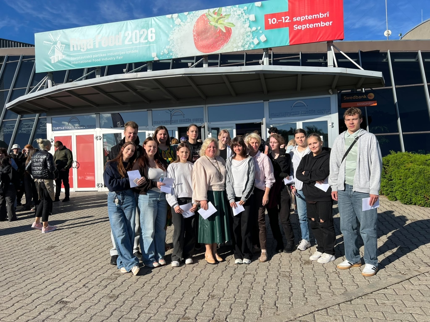 Tehnikuma izglītojamie kopā ar profesionālās izglītības skolotājām izstādes "Riga Food 2026" apmeklējuma laikā