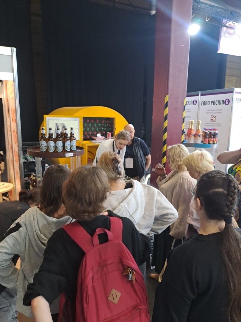 Tehnikuma izglītojamās iepazīstas ar izstādes "Riga Food 2026" dalībnieku piedāvāto produkciju