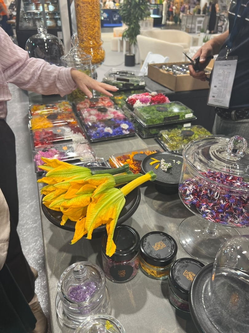Ēdienu dekorēšanai paredzēto ēdamo ziedu un augu piedāvājums izstādē "Riga Food 2026"