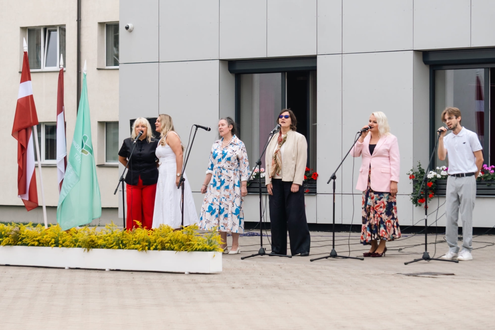 Skolotāju kolektīvs dzied