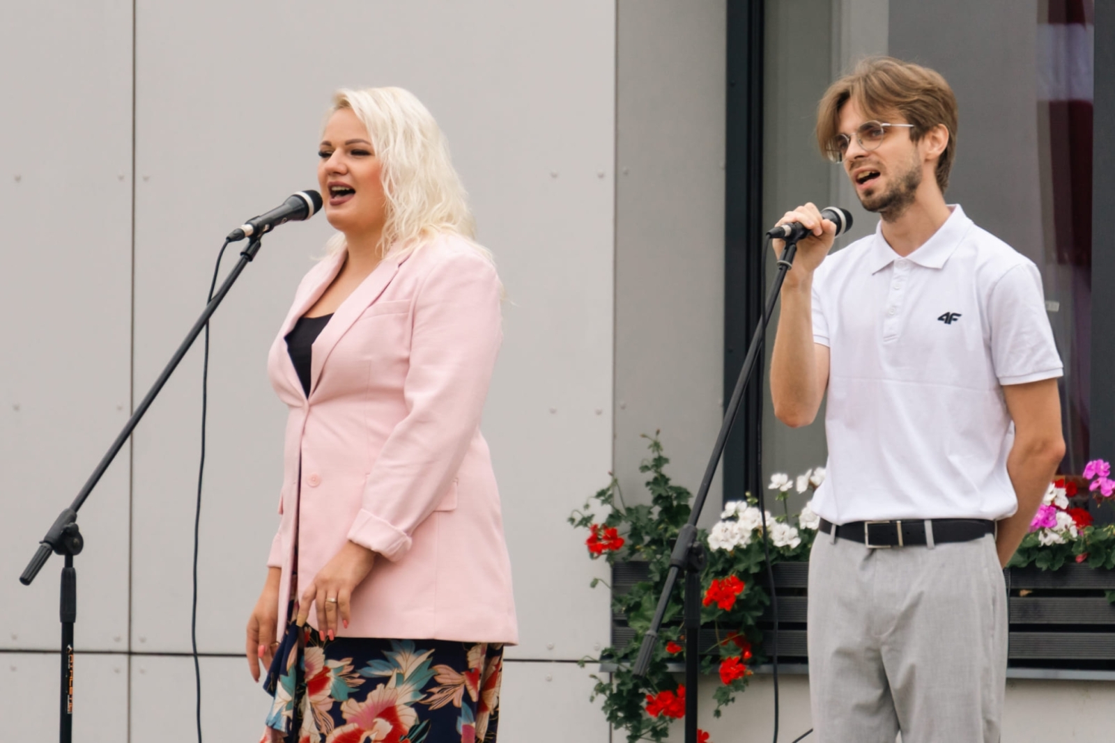 Skolotāju kolektīvs dzied