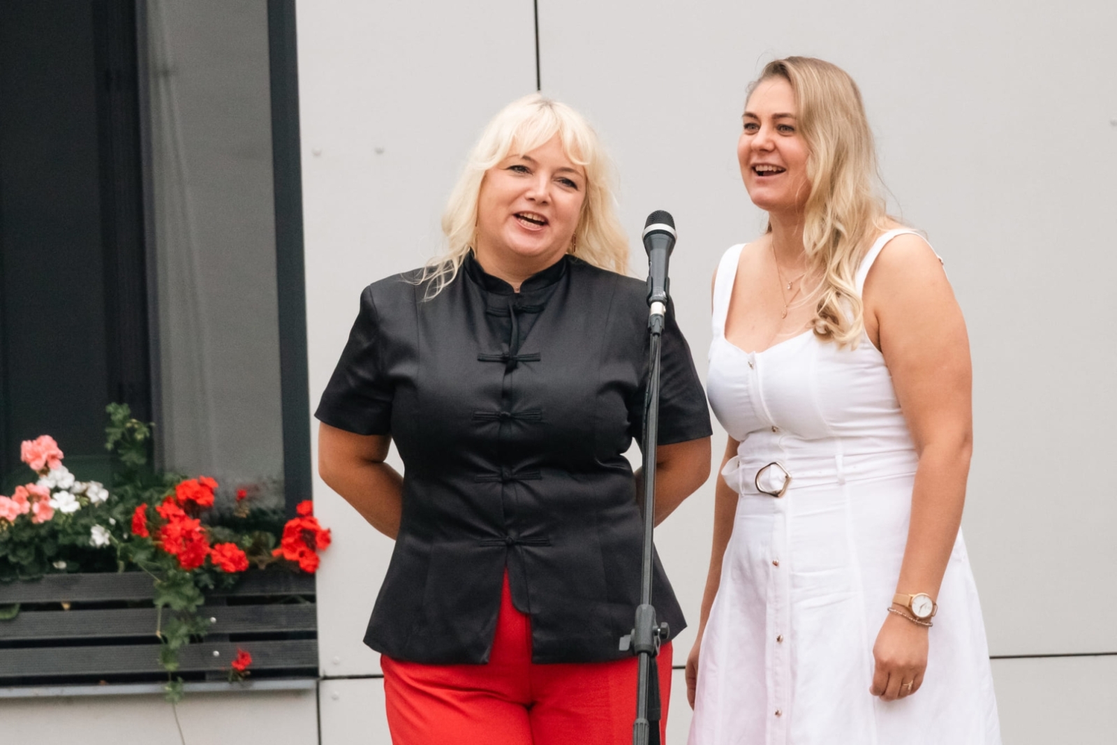 Skolotāju kolektīvs dzied