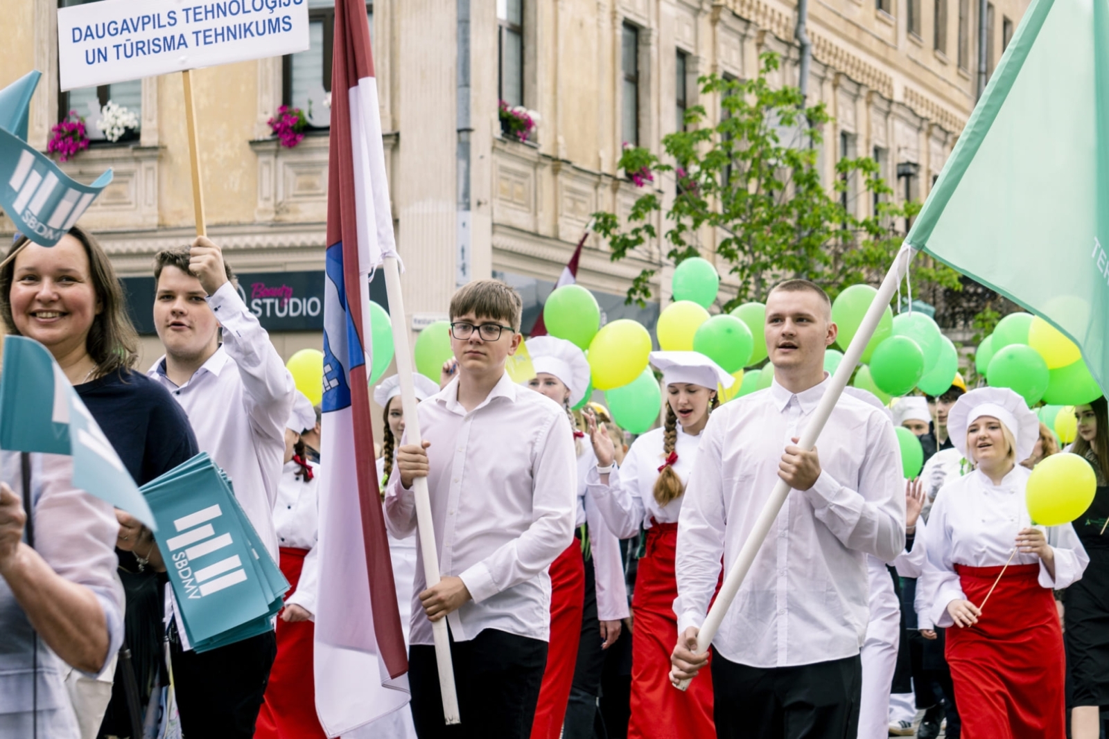 Daugavpils pilsētas svētku gājiens, kurā piedalās Daugavpils Tehnoloģiju un tūrisma tehnikuma izglītojamie. Izglītojamie nes tehnikuma karogus un simboliku, pārstāvot izglītības iestādi  pilsētas svētku gājienā