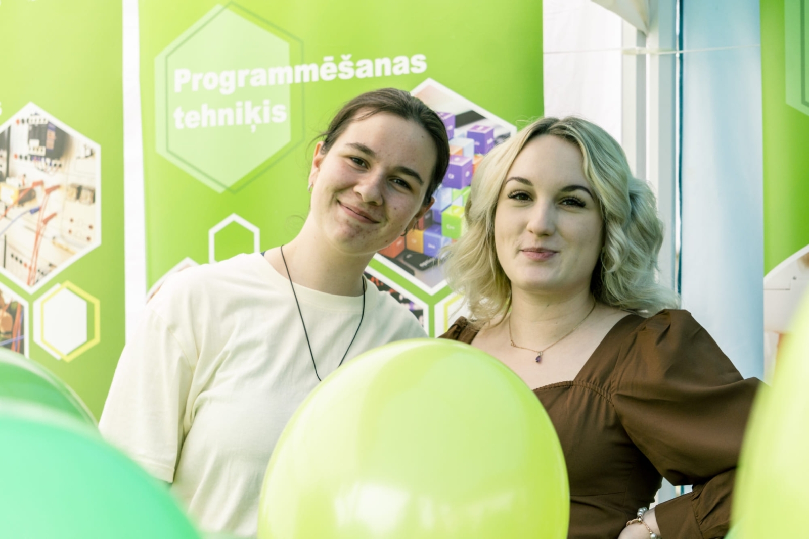 Tehnikuma pārstāvji pie informatīvā stenda Daugavpils pilsētas svētkos