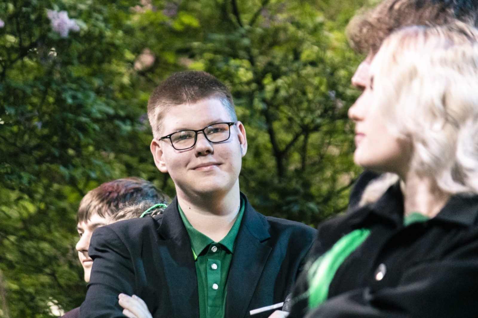 Izglītojamie pirms uzstāšanās Daugavpils pilsētas svētku koncertā