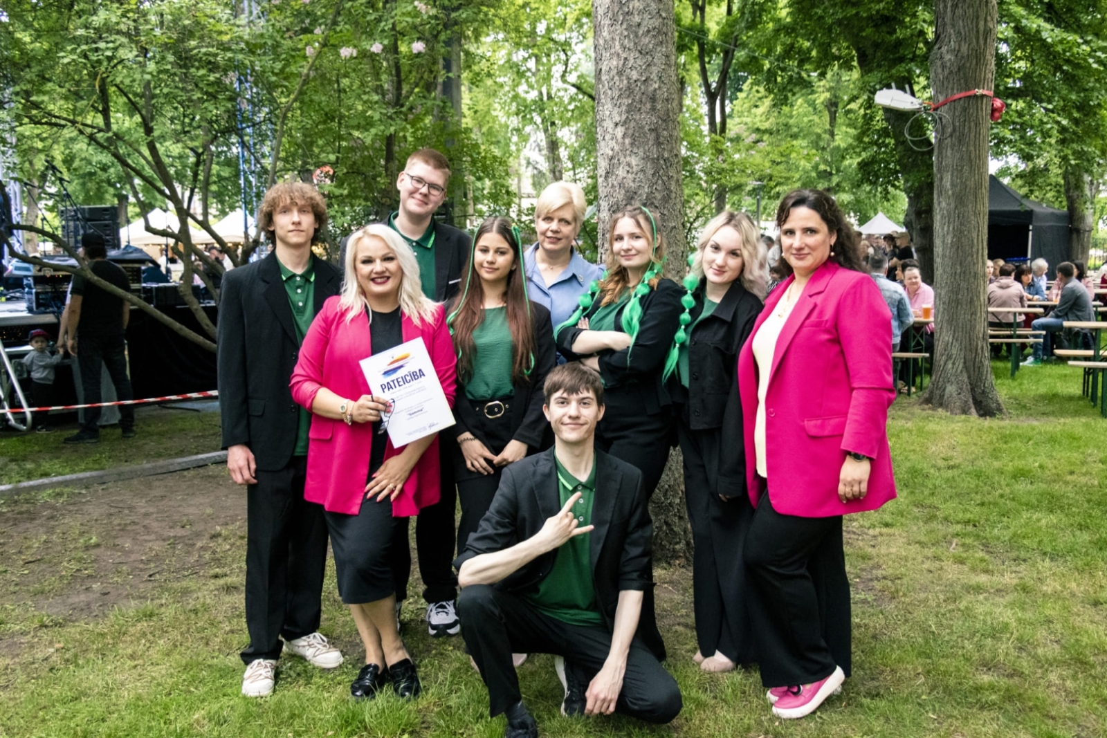 Vokālā ansambļa dalībnieki un viņu skolotāja Daugavpils pilsētas svētkos