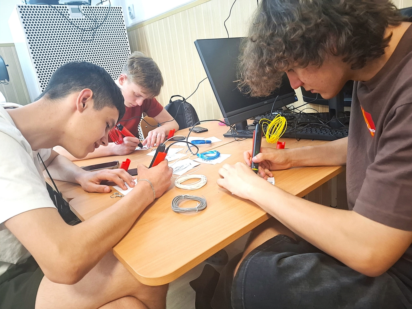 Erasmus+ mobilitātes dalībnieki darbojas ar 3D pildspalvām praktiskajā nodarbībā