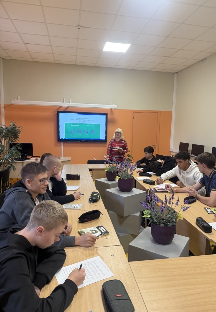 Dzejas stundā izglītojamie veic dzeju saistītus uzdevumus