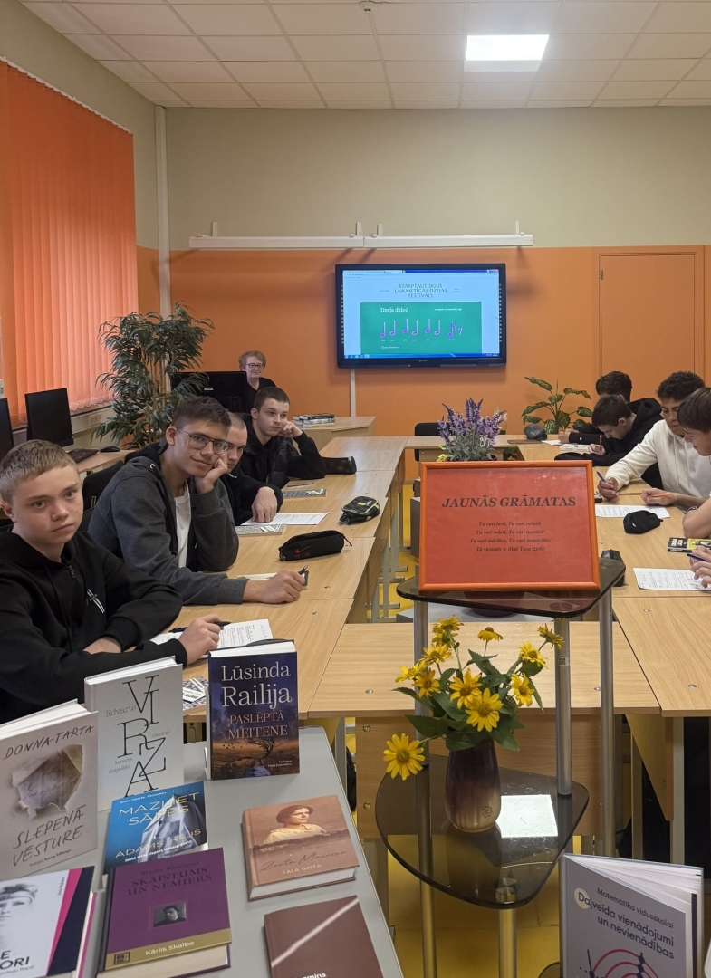 Izglītojamie dzejas stundā iepazīstas ar dzeju un bibliotēkas grāmatu izstādi